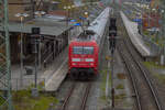 IC mit der Lok 101 019 am Bahnsteig 2 in Bergen muss bedingt durch Bauarbeiten eine Überholung und eine Kreuzung abwarten und wird in der Zwischenzeit zum Ausfahrsignal vorziehen.  - 11.11.2022 - Aufnahme von der Fußgängerbrücke aus.
