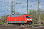 DB Lok 101 090-9 wird am 07.11.2022 auf ein Nebengleis beim badischen Bahnhof gestellt.