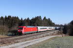 101 099 mit dem  IC Königssee  aus Freilassing kommend am 8. Februar 20223 bei Sossau im Chiemgau.