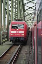 In Kln auf der Hohenzollernbrcke 21.01.2007 (101 089-1 mit IC aus Leipzig berholt den RE 9 nach Aachen)