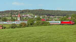 Blick nach Osten auf Ellrichshausen am 29.5.05: Der Ort liegt hinter dem IC nach Karlsruhe und der ehemalige Bahnhof rechts vom Bildrand.