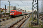 Am 23. Oktober 2023 fuhr der IC 2082 rund 130 Minuten verspätet und wegen diverser Baustellen nur zwischen München Hbf und Hannover. Auf seinem Weg nach Norden hält der Intercity in Würzburg planmäßig auf Gleis 4. Aufgrund der großen Verspätung wurde der Halt auf Gleis 6 verlegt, aber nur für den IC 2082! Der IC 2084 – ab Augsburg mit IC 2082 vereinigt – sollte lt. digitaler Anzeige weiterhin auf Gleis 4 ankommen. Wie soll das funktionieren? Ein Zug auf zwei parallelen Gleisen gleichzeitig und dann noch mit Bahnsteig dazwischen? Glücklicherweise ging die Sache gut aus und die DB 101 040-4 verkehrte mit dem Intercity „nur“ auf einem Gleis, nämlich Gleis 6. 