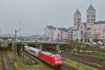 Kurz nach Verlassen des Düsseldorfer Hauptbahnhofes passiert die 101 021-4 mit ihrem IC auf dem Weg nach Norden die 1908-1910 im neoromanischen Stil errichteten Pfarrkirche St.