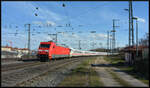 Der IC Königssee rollt wieder: Am ersten Betriebstag, 02.03.2024, kommt DB 101 009-9 mit dem IC 2083  Königssee  und dem IC 2085  Nebelhorn  in Würzburg um die Kurve. Neu ist der Einsatz eines Steuerwagens. Der Gegenzug IC 2082/2084 fuhr bereits seit dem Vortag wieder. Mit dem Fahrplanwechsel im Dezember 2023 hatte man die beiden Züge pausieren lassen. Im Laufe des Jahres ist die Umstellung dieser Verbindung auf die neuen Talgo ICE-L geplant.