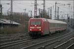 101 001 rasst mit dem InterCity 2156, von Erfurt Hbf nach Dsseldorf Hbf, am Haltepunkt Bochum-Ehrenfeld vorbei Richtung Ziel.