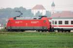 101 036-2 im Sonntagsdienst: Sie schiebt ihren IC Ulm entgegen. Im Hintergrund die barocke Stadtkirche zu Burgau im schwbischen Holzwinkel. 29.06.2008 im Mindeltal.