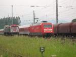 Zwangshalt in Eschwege West fr einen Gterzug und den Red Tiger der OHE um den verspteten Autozug mit BR 101 066 als Vorspann durchzulassen