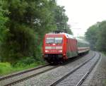 101 117-0 rauscht mit IC 2005 Emden - Konstanz durch den Regen in Singen-Landesgartenschau. 15.08.08