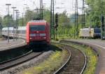 101 137-8 mit IC am 05.05.2008 in Wanne-Eickel. Im Hintergrund wartet Dispolok 189 007 auf neue Aufgaben.