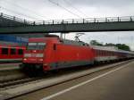 Die 101 009 am 04.08.2008 mit einem Nachtzug bei der Einfahrt in Ingolstadt Hbf.