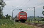 101 128 (9180 6 101 128-7 D-DB) bringt bei Bernau am Chiemsee den OEC 69  MOZART  von Mnchen Hbf nach Wien Westbahnhof. (09.07.2008)