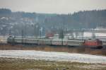 Blick auf den gesamten Ersatz-ICE Intercity 79696 mit interessanter Bespannung, im unter heftigem Regen auftauenden Mindeltal, Sonntag den 18.01.2009 .