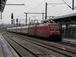 Die 101 085 und die 101 064 als Doppeltraktion vor einem IC am 21.02.2009 bei der Einfahrt in Erfurt Hbf.