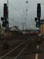 101 118-8 mit dem EC101 nach Chur ist in der Anfahrt von Koblenz Hauptbahnhof.Link steht 460 001-1 der Transregio.