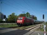 Ein wenig Bewegungsunschrfe kann man der BR 101 017 zugestehen, immer rast sie mit ca. 120 Km/h und schiebt einen InterCity durch Gelbensande in Richtung Stralsund (aus Rostock kommend)
10.Mai 2009