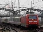 Die 101 043 am 07.01.2009 mit einem ICE Ersatzzug bei der Einfahrt in den Mnchner Hbf.