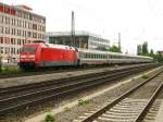 BR 101 009 mit FS-Eurostar Wagen bei der Durchfahrt am Heimeranplatz am 16.05.2009