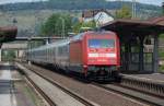 101 033 mit IC 2374 Karlsruhe Hbf - Hamburg-Altona, steuert am 15.8.2009 ihrem nächsten Halt in  Kreiensen entgegen.