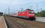 101 066-9 kommt hier mit dem IC 2141 aus Kln Hbf in den Bahnhof von Leipzig Messe durchgefahren. Seine Reise wird in wenigen Minuten in Leipzig Hbf enden. 15.08.2009