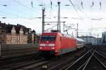 101 117 mit einem IC bei der Einfahrt in Hannover HBF.