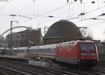 101 066-9 schiebt einen IC durch den Bahnhof Kln Messe/Deutz 27.12.09