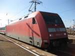 101 052-9 zog den Sandwich-IC 2872 von Frankfurt(M)Flughafen nach Dresden Hbf. Hinten schiebte 120 103-7. 7.4.10, Weimar.