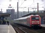 101 059-4 bei der Ausfahrt in Bochum Hbf als Schublok am IC 2116 nach Stralsund. 27.04.2010