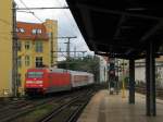 101 117-0 erreichte dann wenig spter pnktlich, aber bereits mit grauem Himmel den Bahnhof Friedrichstr. mit ihrem CNL aus Mnchen.