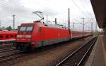 101 098 steht mit ihrem MNE vor einem roten Signal, fotografiert am 24.07.10 vom S-Bahnhof Drrenhof aus.