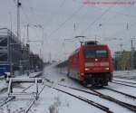 101 017-2 fhrt am 3.1.2010 in den Bahnhof Solingen ein und zieht eine schne Schneefahne mit sich.