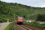 101 145-1 erreicht mit dem leicht verspteten IC 2025 am 26.8.2010 den Orteingang von Oberwesel.