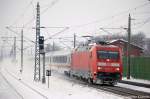 101 133-7 mit dem glaube verspteten IC 141 nach Berlin Ostbahnhof in Rathenow. 20.12.2010