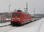 101 108 mit dem IC 2213 von Binz nach Stuttgart am letzten Tag 2010 beim Halt in Bergen/Rgen.