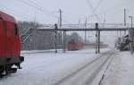 Gegen 11:02 Uhr brauste hier 101 061-0 mit dem EC 178 nach Szczecin durch Baruth(Mark). 145 077 steht immer noch und versucht seine Gterzug aus dem Schnee zu ziehen. 29.12.2010