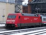 101 057-8 steht mit einen kaputten Licht in Bremen. (03.01.10)