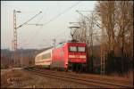 101 009 (9180 6101 009-9 D-DB) schiebt den IC 2045 durch die Ruhrwiesen in Richtung Dortmund.