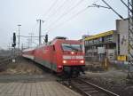 101 020-6, durchfhrt mit Autoreisezug am 31.01.2011 durch Lehrte.