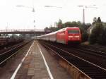 101 124-6 mit einem IC-Zug auf Bahnhof Andernach am 20-7-2000. Bild und scan: Date Jan de Vries.