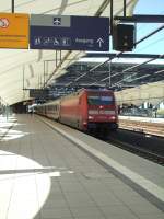 101 061-0 hat gerade mit ihrem IC den Bahnhof  Flughafen Leipzig/Halle erreicht und wrd in krze ihre Fahrt nach Leipzig Hbf fortsetzen.