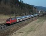 Der IC 2208 ist am 27.03.11, mit 101 071 am Zugschluss, bei Stockheim(Oberfr) Richtung Saalfeld(S) unterwegs.