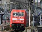 DB 101 129-5 beim Scheibenreinigen in Bonn Hbf am 19.4.2011