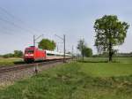 Die 101 130 mit dem EX Metropoliten als ICE nach Mnchen am 24.04.2011 unterwegs bei Bubenreuth.