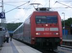 Nicht viele Reisende stiegen,am 23.Mai 2011,in Bergen/Rgen,in den IC 2213 von Binz nach Stuttgart,ein den 101 024 zog.