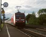 101 106 durchfhrt am 27.Mai 2011 mit dem IC 2209 den Bahnhof Gundelsdorf Richtung Kronach.