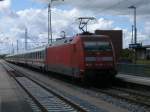 Dunkle Wolken ber 101 145 als Schublok,im IC Binz-Hamburg,am 25.Juni 2011,in Bergen/Rgen.