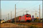 Im Jahr 2008 strich man den 101ern des Umlaufs IC 2212/2213 ihre fast 20 Stunden Pause an der See und verordnete ihnen eine Extrarunde fr DB-Railion von Sassnitz-Mukran nach Rostock-Seehafen und zurck. So auch am 22.07.2008, als 101 061-0 mit einer unerkannt gebliebenen V90 und dem FE 45525 von Helsingborgs Godsbangard (Sassnitz-Mukran) nach Rostock-Seehafen im Schlepp im Abendrot die Ausweichstelle Langendorf durchfhrt.