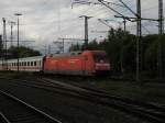 101 021 mit IC in Lehrte, am 12.09.2011.