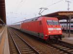 120 125 mit IC 145 von Schipol nach Berlin und 101 071 Schob am Ende am 05.11.2011 in Stendal.