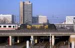 DB 101 141-0 mit Werbung DB Konzernsicherheit - Bahn-Azubis gegen Hass und Gewalt, mit IC 2351 nach Stralsund, fotografiert im Hbf.