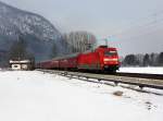 Die 101 086 mit einem Turnuszug am 04.02.2012 unterwegs bei Niederaudorf.